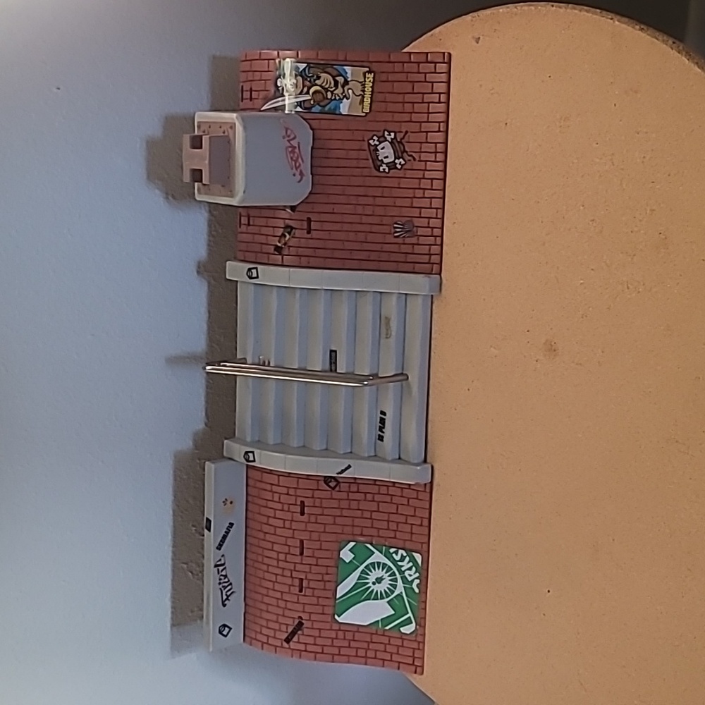 Tech Deck finger board ramp